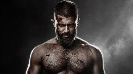 "विजय देवरकोंडा की फिल्म Kingdom में उनके योद्धा अवतार का एक तीव्र दृश्य"